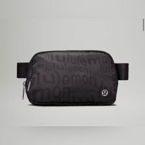 🍋Lululemon Everywhere Belt Bag 1L Wobbley Wordmark Deep Coal🍋